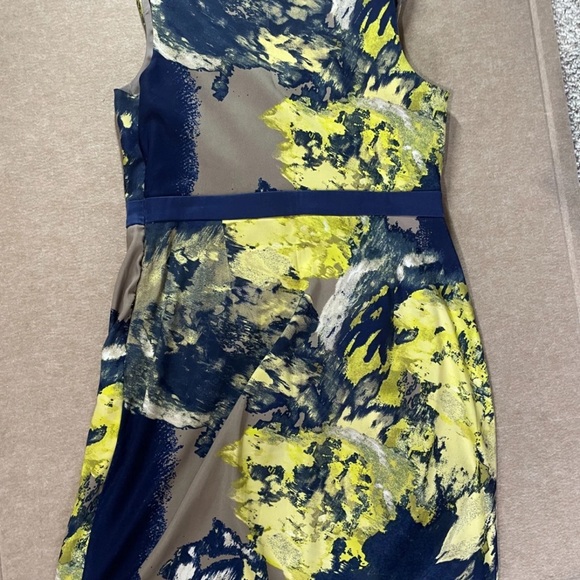 Elegant Sleeveless Jacob Dress in Yellow and Blue Abstract Pattern - Picture 3 of 6